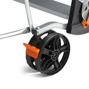 Стол может быть легко перемещен на 4-х сдвоенных колесах Ø 200 мм. Два колеса оснащены надежными тормозами, которые управляются одной ногой