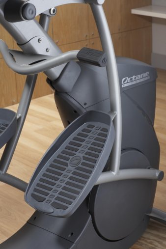 Эллиптический тренажер Octane Fitness xR6ce, запатентованная траектория движения педалей