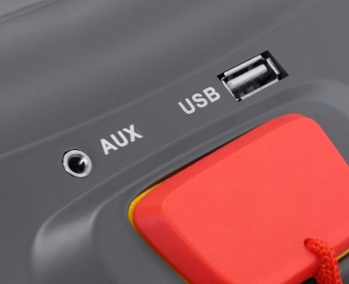 Через разъем AUX (Audio IN minijack 3.5 мм) можно подключить MP3-плеер или смартфон. Через USB-вход можно воспроизвести файлы с USB-накопителя. Звук воспроизводится на встроенных в консоль динамиках мощностью 4 Вт