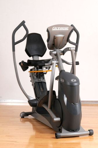 Эллиптический велотренажер Octane Fitness эргономичное сиденье с 20 уровнями регулировки по высоте и 5 возможными вариантами наклона спинки
